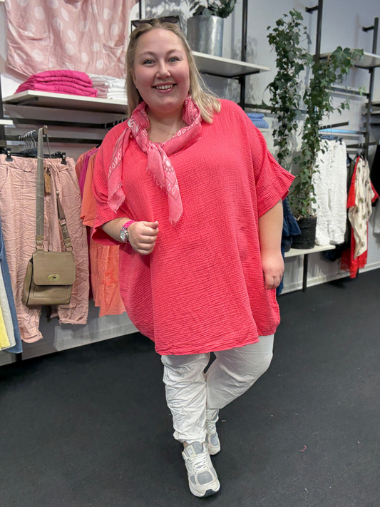Lækker tunika i "ble-kvalitet", som gør at den egner sig specielt godt til sommervejret. Gør f.eks. som Maria har gjort her ved at sætte et farverigt tørklæde til eller nogle smarte accessories.