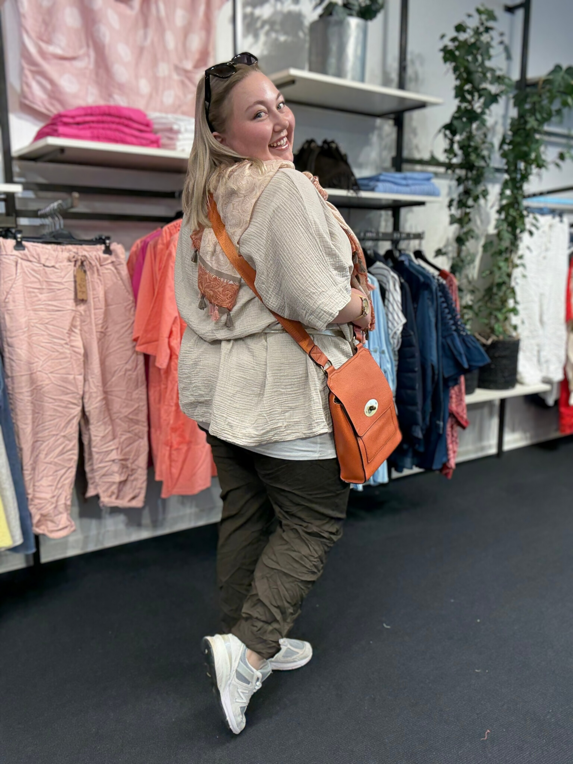 Lækker tunika i "ble-kvalitet", som gør at den egner sig specielt godt til sommervejret. Gør f.eks. som Maria har gjort her ved at sætte et farverigt tørklæde til eller nogle smarte accessories.