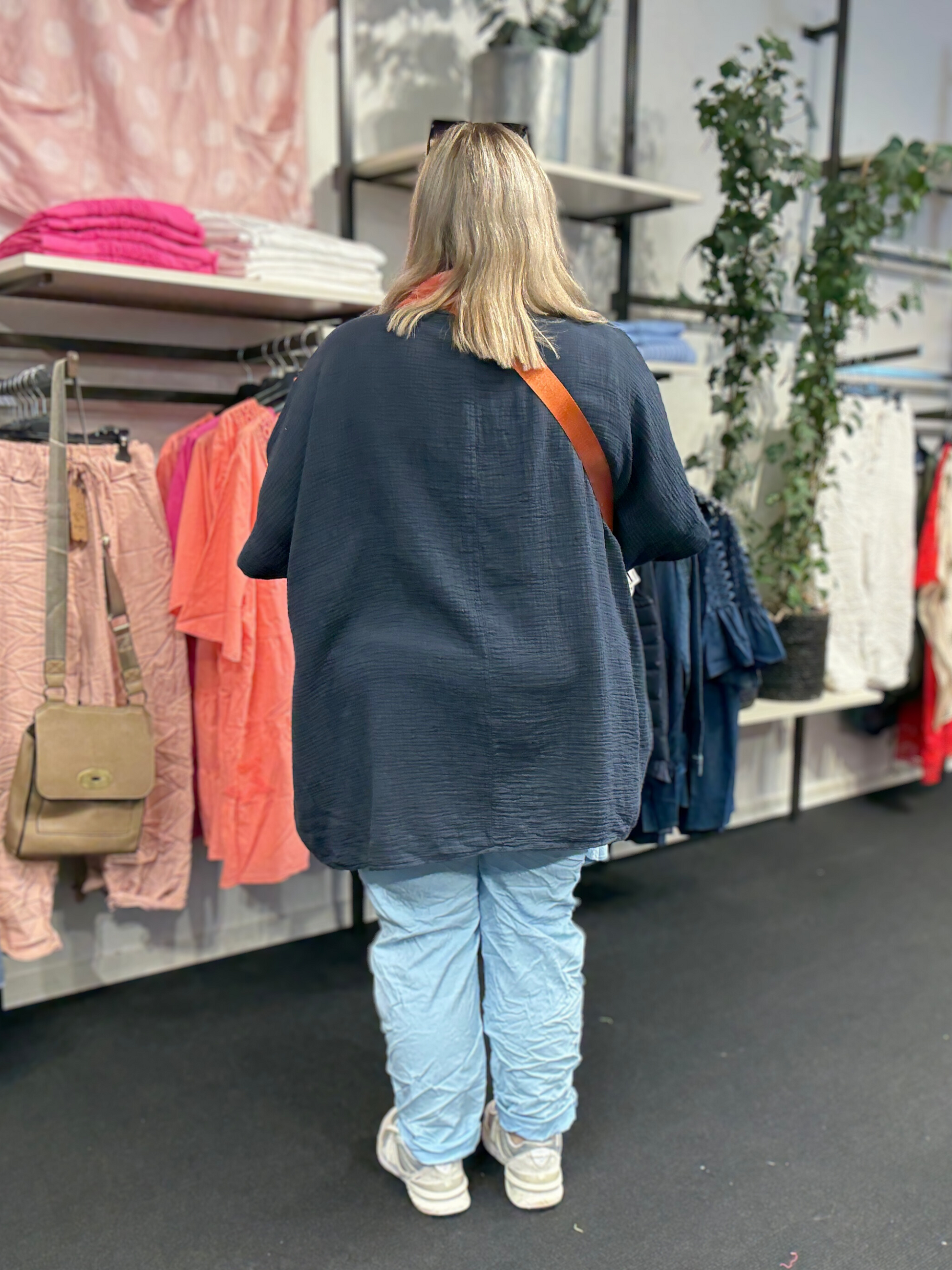 Lækker tunika i "ble-kvalitet", som gør at den egner sig specielt godt til sommervejret. Gør f.eks. som Maria har gjort her ved at sætte et farverigt tørklæde til eller nogle smarte accessories.