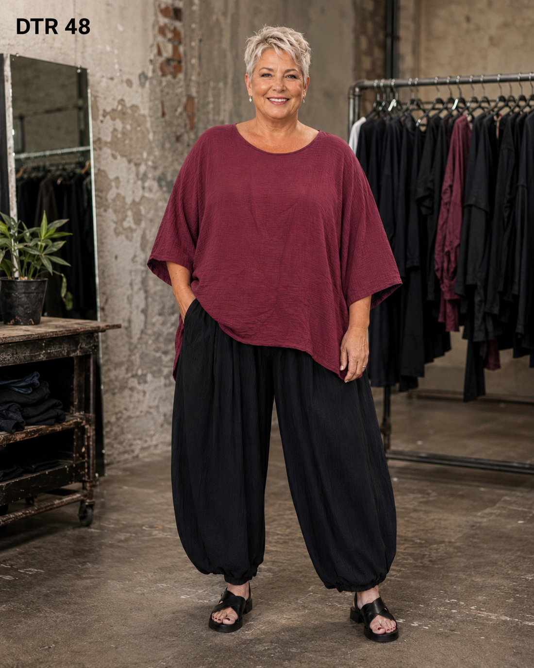 Forslag til alttekst:

**“Model Bolette t-shirt fra Sigensgaard i let og luftig bomuldskvalitet med rund hals, korte ærmer og rummelig pasform.”**
