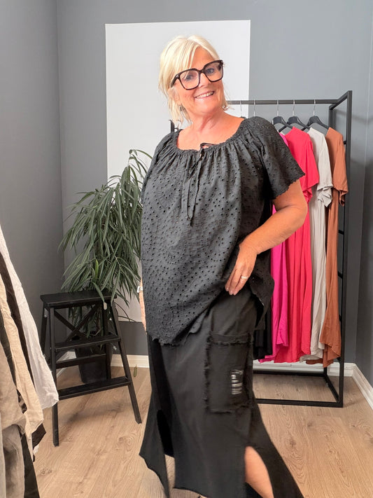 Tia bomulds nederdel i sort bindebånd og elastik i liv en nederdel med masser af stræk.
