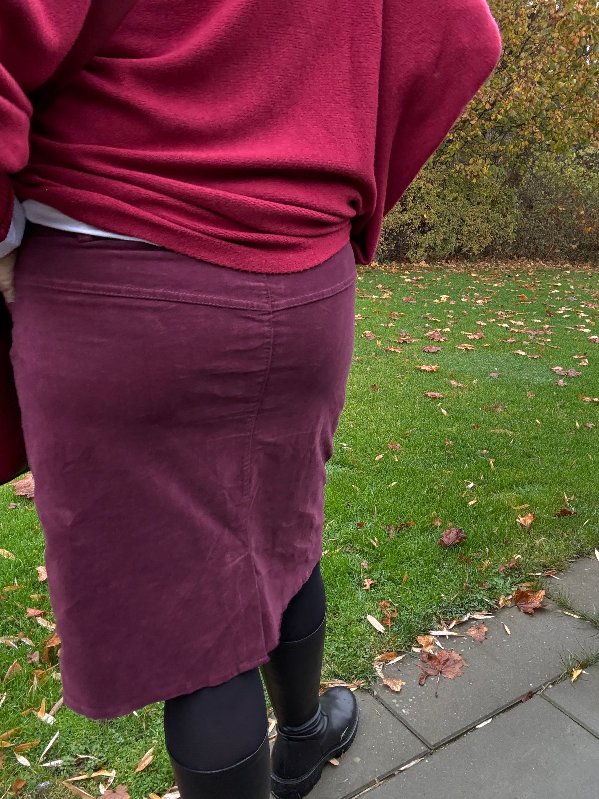 "Lizzy plussize fløjlsnederdel til kvinder med kurver – kort model i blødt fløjl, designet til en smuk og komfortabel pasform.