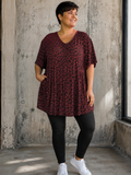Smart Pernille Leopard Plussize T-shirt i blød viskose med flot A-facon og V-hals. Komfortabel pasform til plus size kvinder. Køb online hos Sigensgaard.dk.