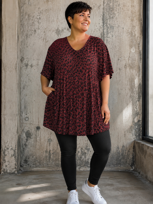Smart Pernille Leopard Plussize T-shirt i blød viskose med flot A-facon og V-hals. Komfortabel pasform til plus size kvinder. Køb online hos Sigensgaard.dk.