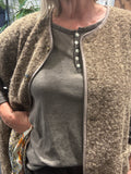 Lækker boucle vest som er til pluspiger gennemknappet og med 2 lommer.