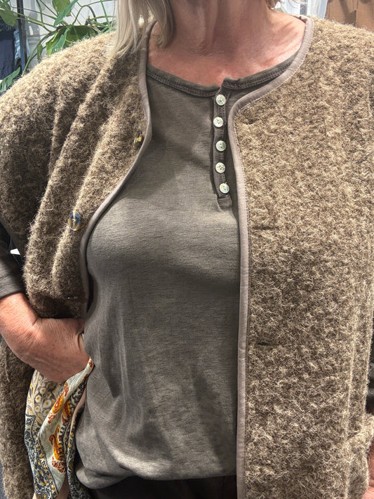 Lækker boucle vest som er til pluspiger gennemknappet og med 2 lommer.
