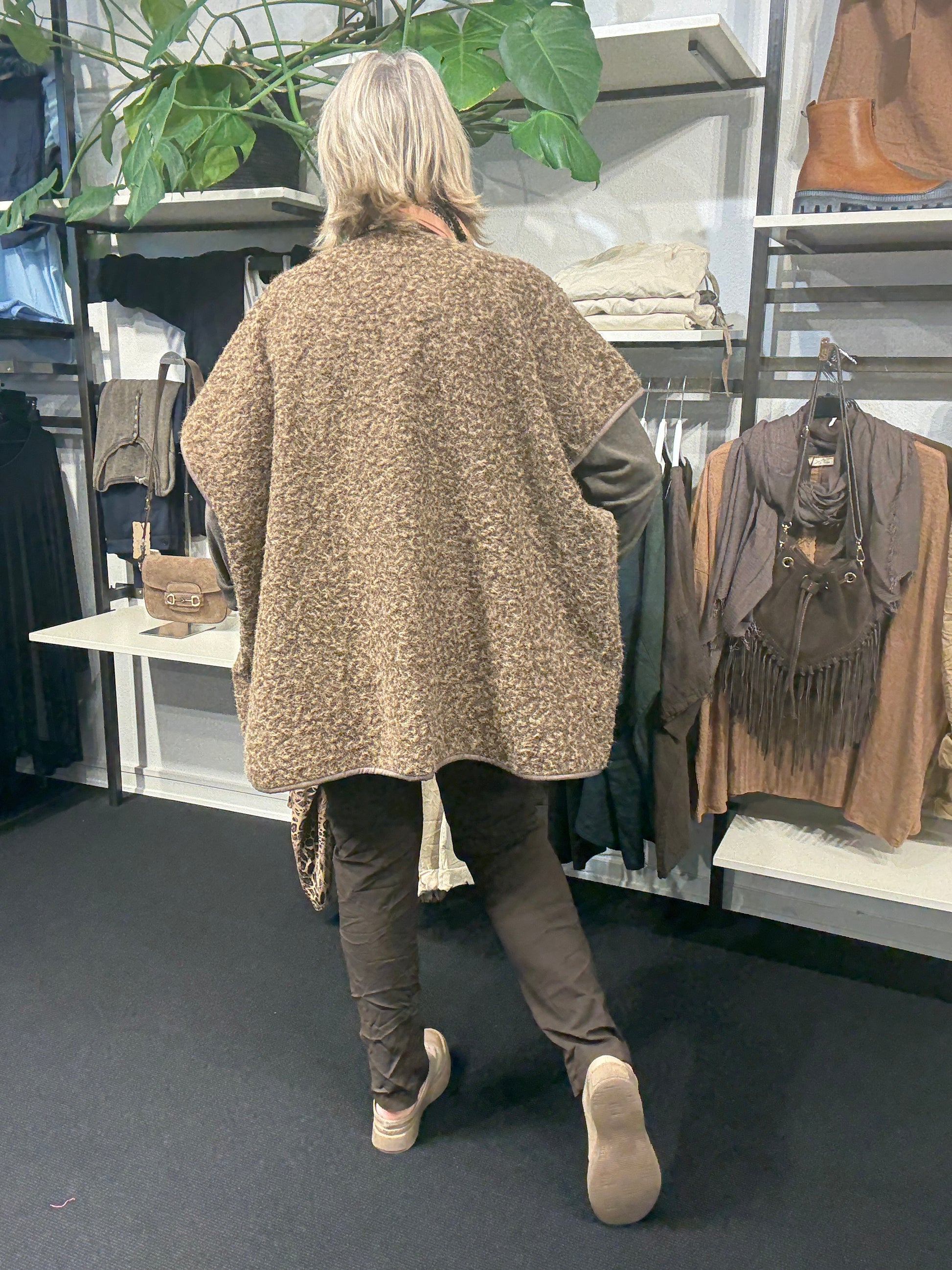 Lækker boucle vest som er til pluspiger gennemknappet og med 2 lommer.