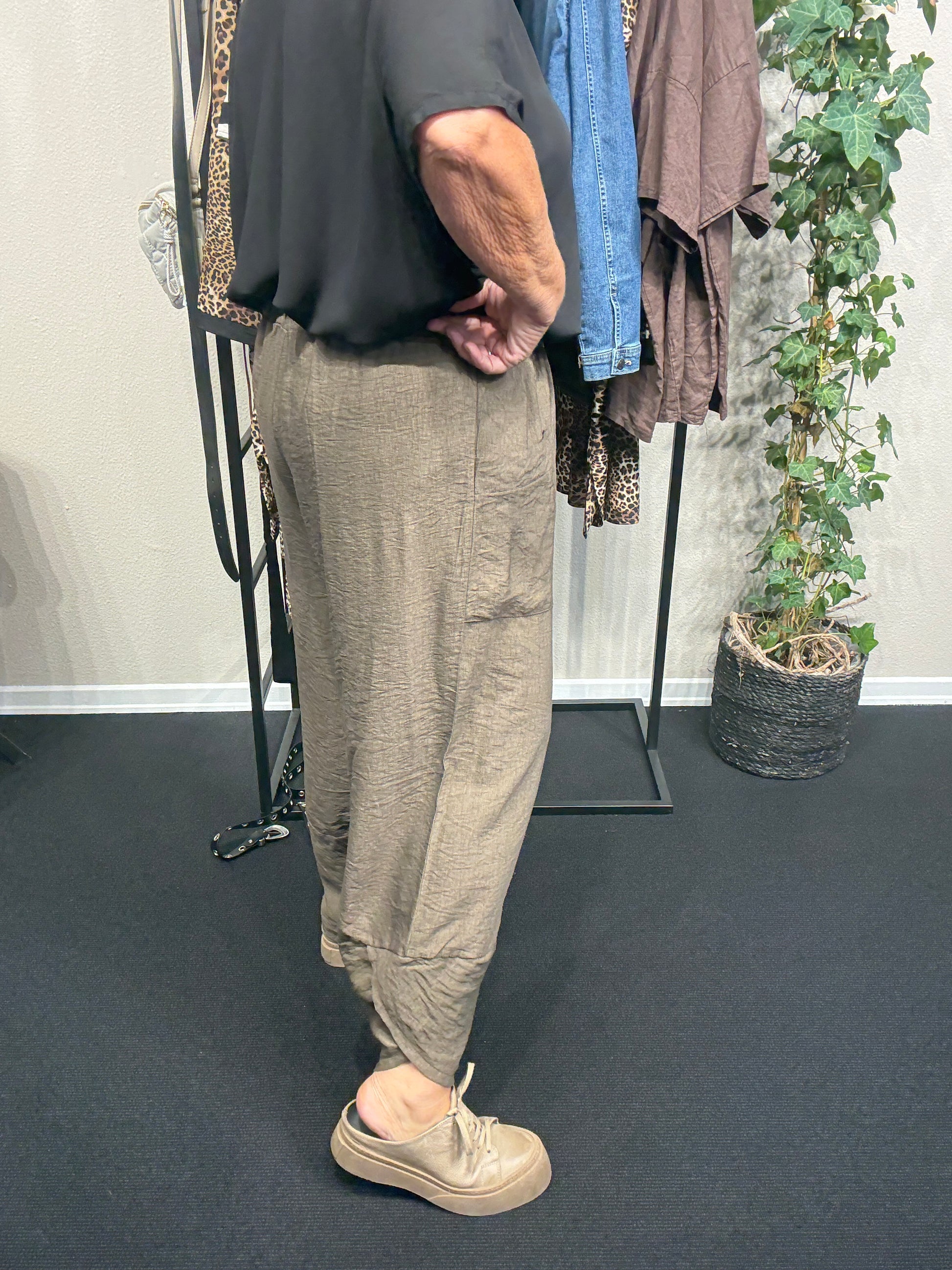 Bine bukser er 7/8 del lang lommer og smart look plussize bukser fra Sigensgaard.dk denne er Brun