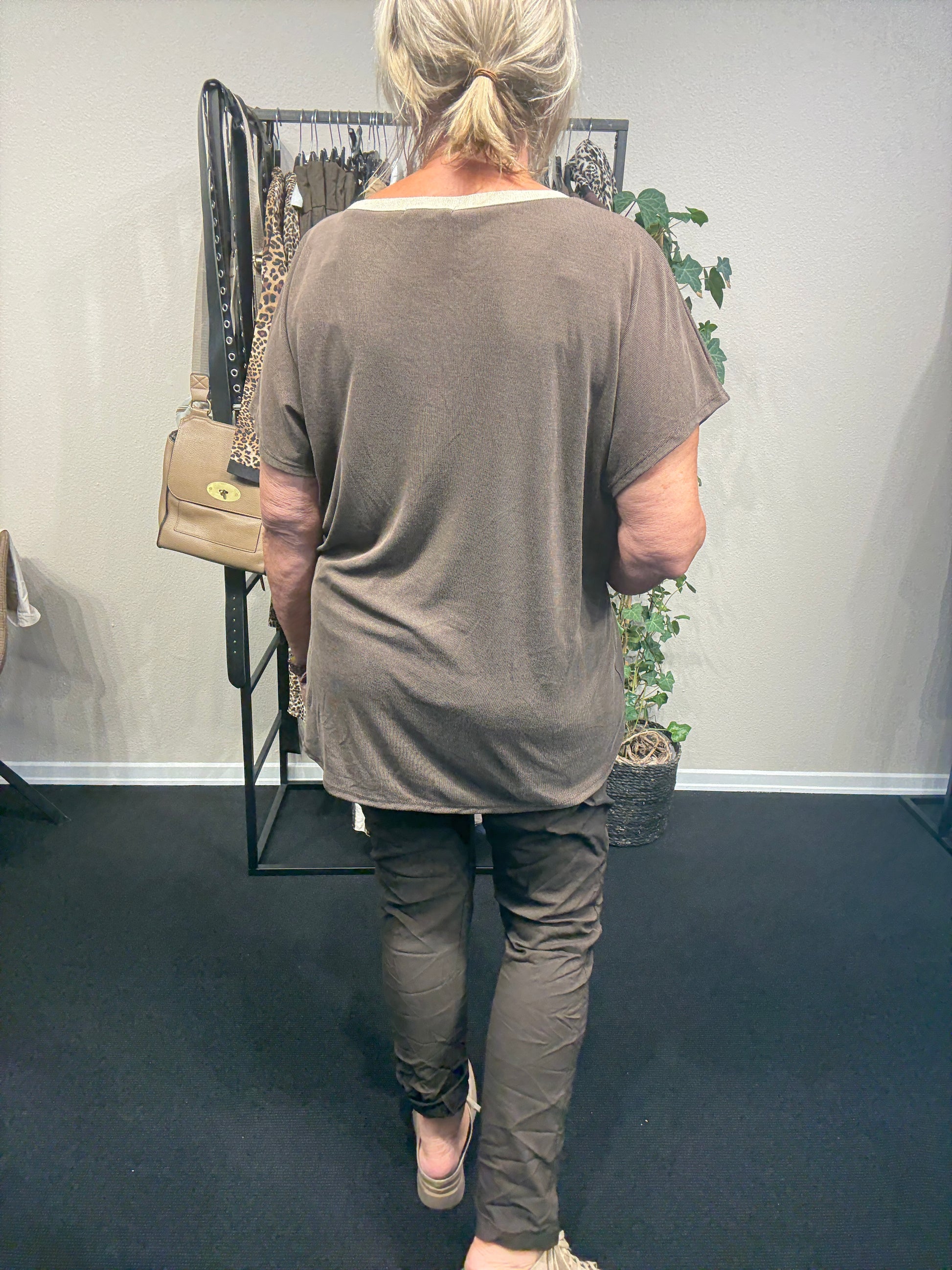 Alma T-shirt i brun fra sigensgaard.dk