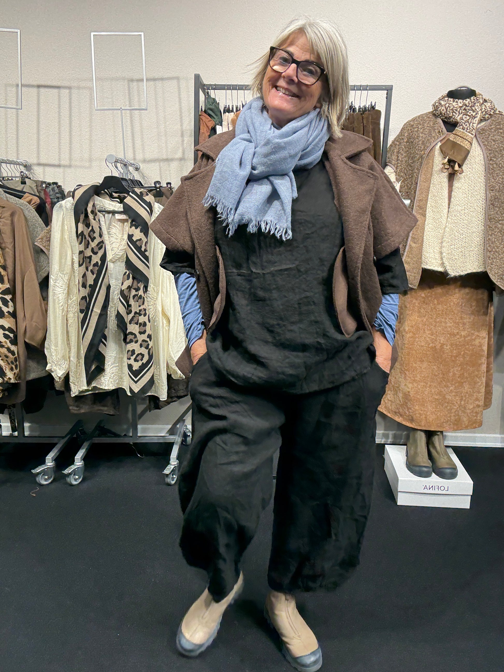 Oplev den perfekte kombination af komfort og stil med Birte plussize vesten,designet til kvinder der ønsker moderne mode i store størrelser. De gennemførte detaljer,med et smart look brug den over en skjorte eller som et stykke over tøj.