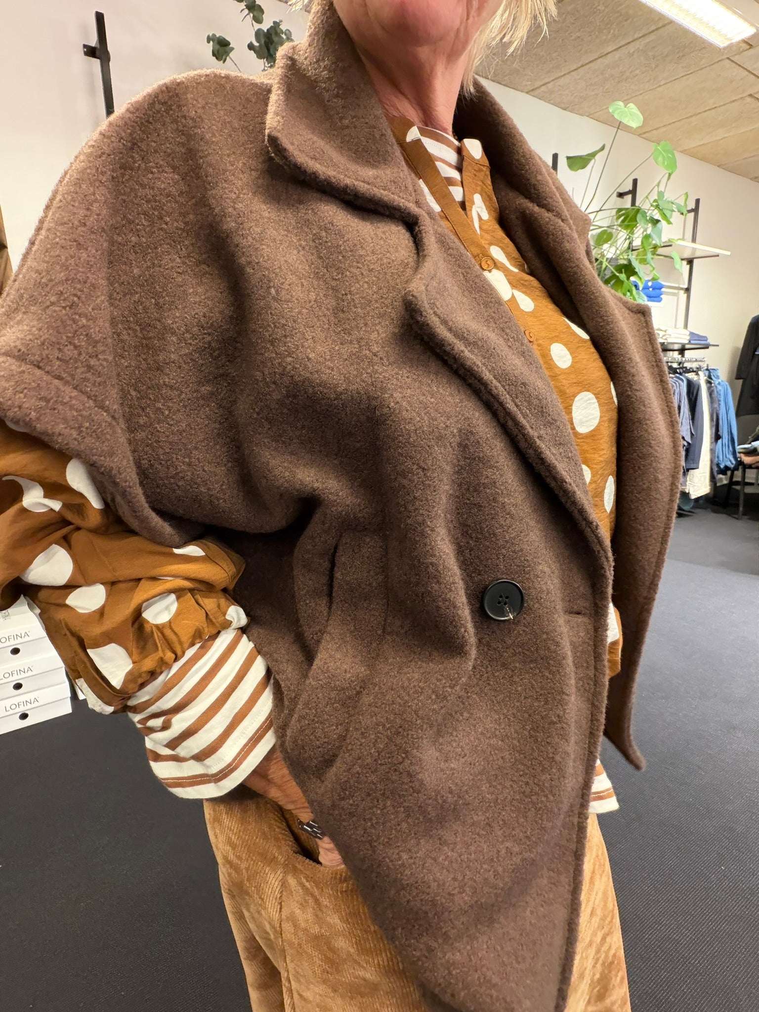 Oplev den perfekte kombination af komfort og stil med Birte plussize vesten,designet til kvinder der ønsker moderne mode i store størrelser. De gennemførte detaljer,med et smart look brug den over en skjorte eller som et stykke over tøj.