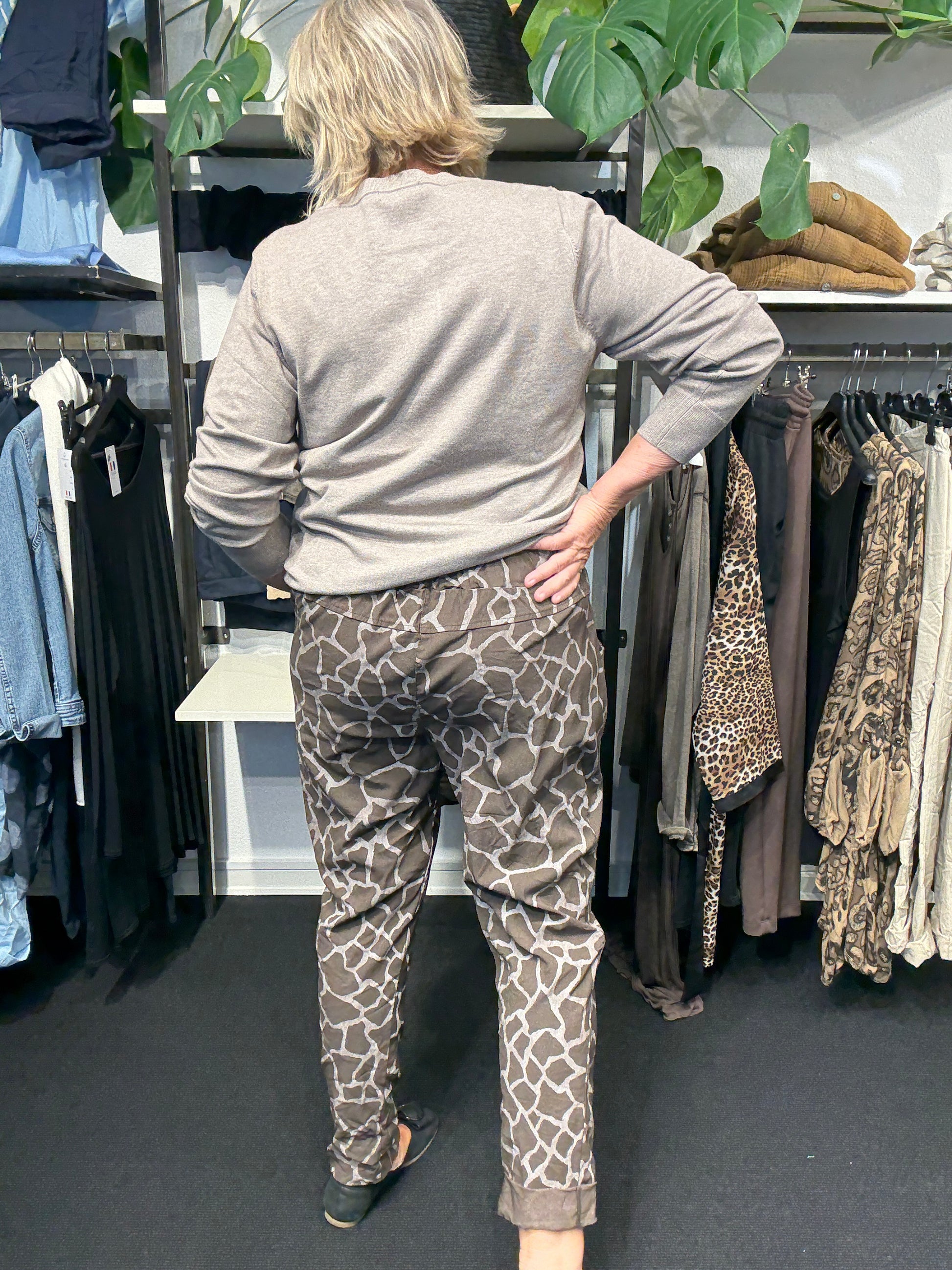 Gille buks brun og med msaaer af stræk fåes med brun og grå baggrund,smart plussize buks.