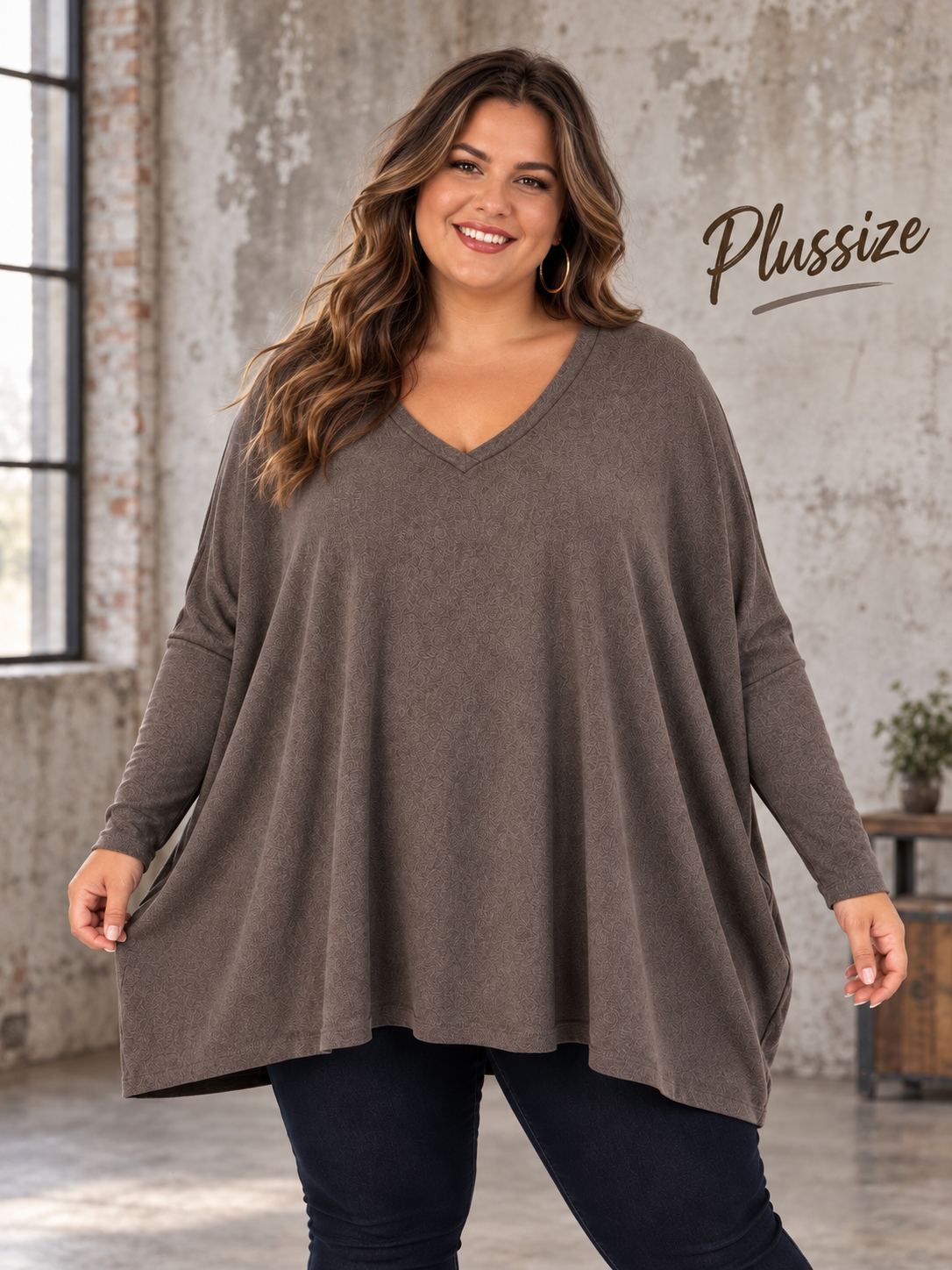 Hanne plussize strik i blød kvalitet med V-hals, lange ærmer og løs, rummelig pasform. Vist på plus size model – billedet er AI-genereret.