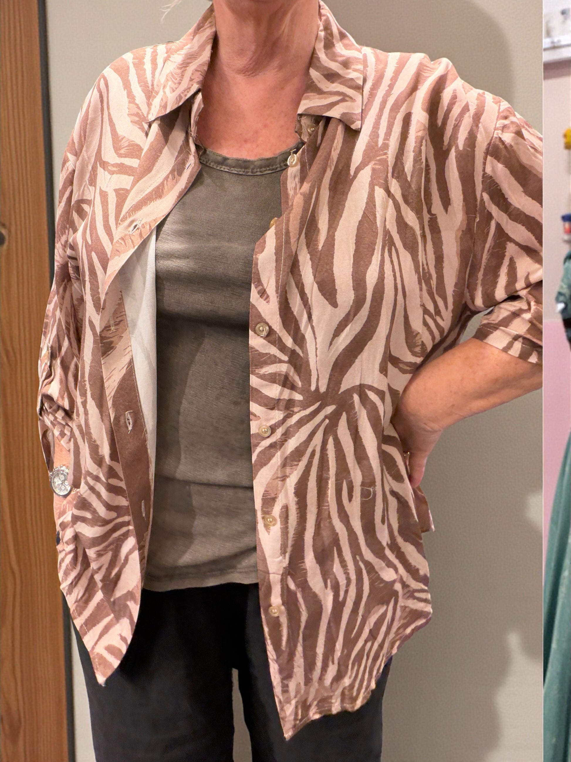 Anna plus size viskose skjorte til damer med behagelig pasform.“