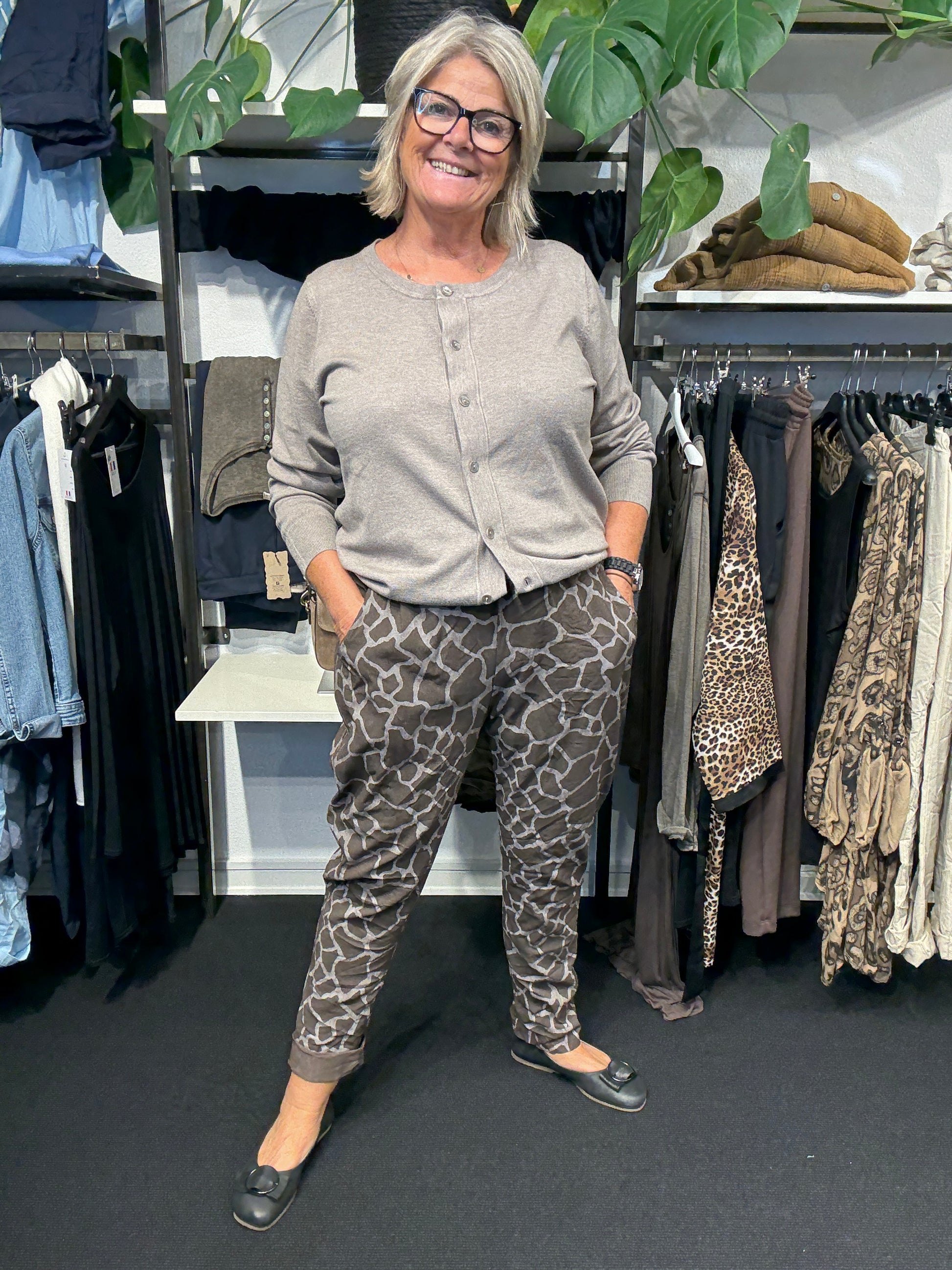 Gille buks brun og med msaaer af stræk fåes med brun og grå baggrund,smart plussize buks.
