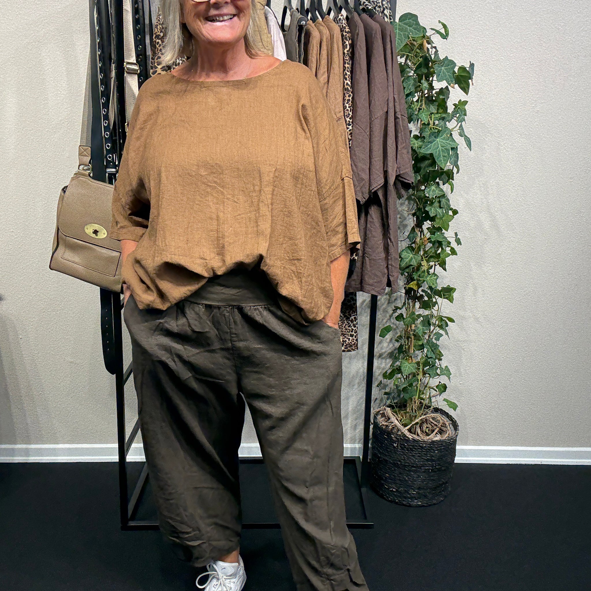 Plussize huldabuks stump baggy smart plussize  fra sigensgaard.dk her i den brune