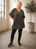 Smart Pernille Leopard Plussize T-shirt i blød viskose med flot A-facon og V-hals. Komfortabel pasform til plus size kvinder. Køb online hos Sigensgaard.dk.