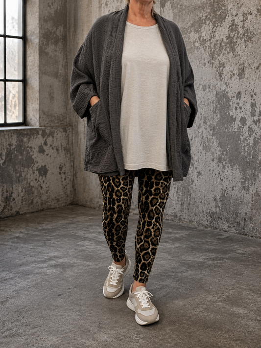 Lisa Plussize Cardigan – Rå elegance med et afslappet look

Lisa cardigan er den perfekte afslutning på dit outfit. Den har en flot, løs pasform og et enkelt design, der gør den nem at style over både kjoler, tunikaer, T-shirts og toppe. Den lette struktur i stoffet giver cardiganen et eksklusivt og moderne udtryk, mens den åbne front skaber et afslappet look.

De rummelige lommer og de brede 3/4-ærmer gør Lisa cardigan både praktisk og komfortabel – perfekt til dig, der ønsker en stilfuld cardigan med god 