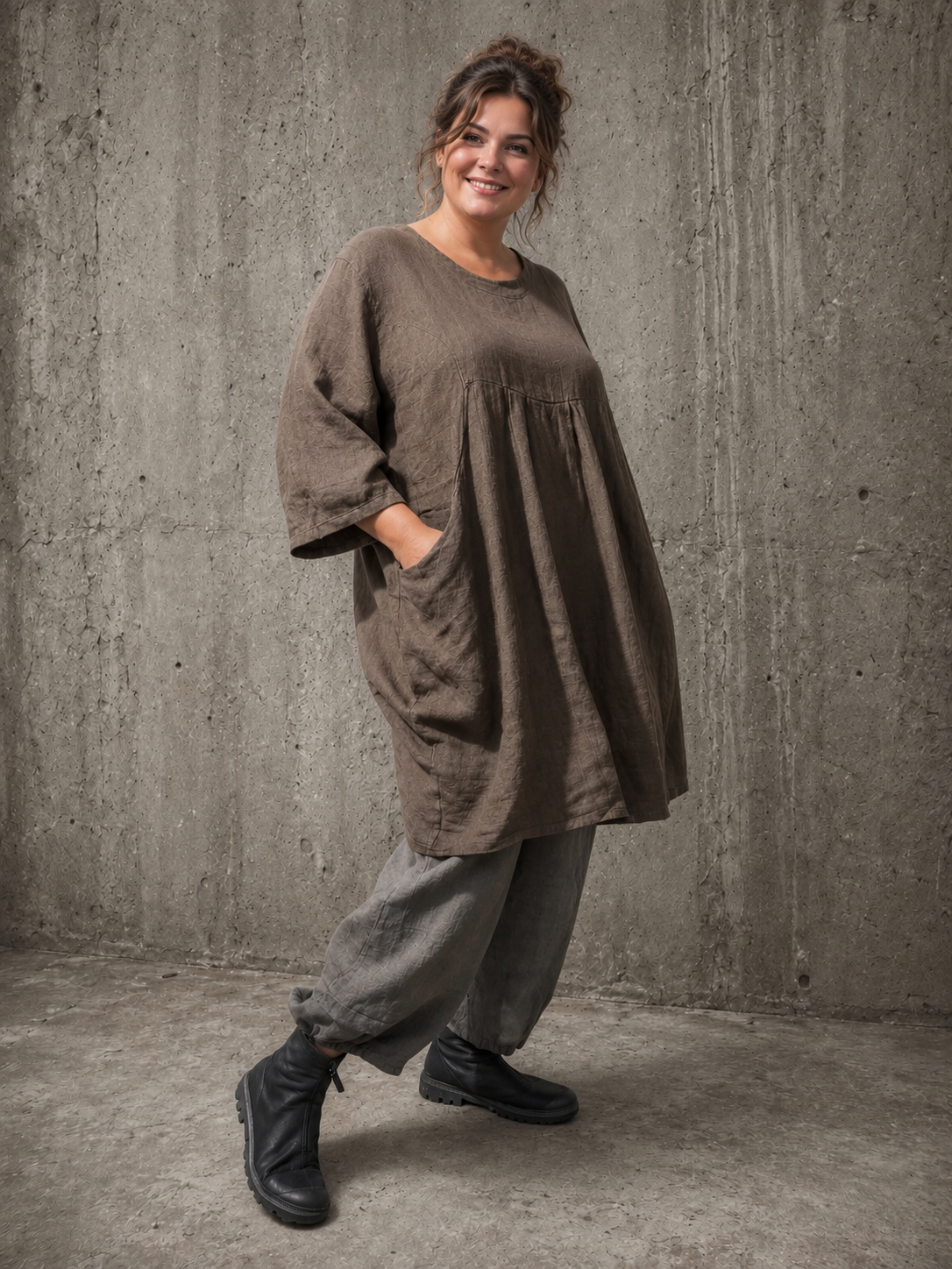 Magda er en lækker hør tunika med en skøn facon og pasform. Den er lavet til plus size kroppen og er specielt god til dig der fylder ved numsen og rundt.