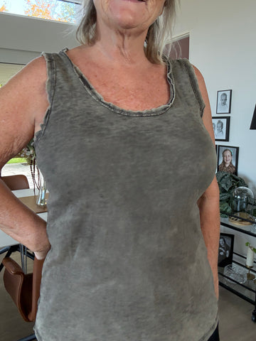 Rå bomulds top med rund hals, til plus size pigen, som ønsker en anvendelig top. Den er i stone vasket bomuld, så farven er uens i stoffet, hvilket giver et råt look, sammen med de i forvejen rå kanter ved hals og ærme. Toppen her passes af mange grundet den gode kvalitet. 