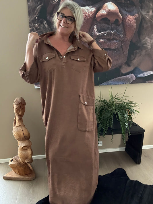 opdag den smukke laila jeans kjole til plus piger en perfekt kombination af komfort,stil og selvtillid. Denne plus size denim kjole er designet specielt til dig,der elsker er afslappet,men feminint look,som fremhæver dine kurve på den helt rigtige måde Laila jeans kjolen findes i 3 smukke efterårs farver.