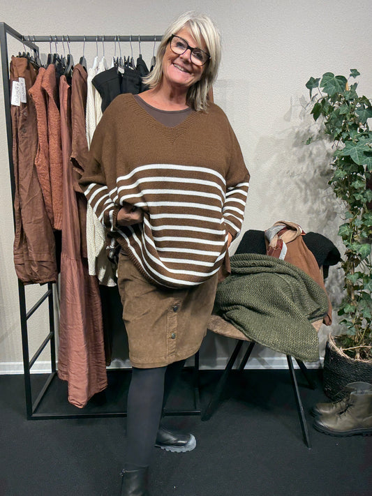 Let plussize  V-hals strik pullover fra sigensgaard.fåes som regel i flere forskellig farver.