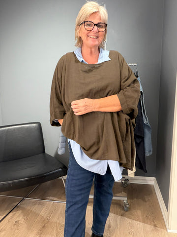 "Susanne tunika i bomuld, fås i mange farver; rå og smart i oversize pasform, som kan styles både afslappet og mere elegant efter ønsket udtryk."