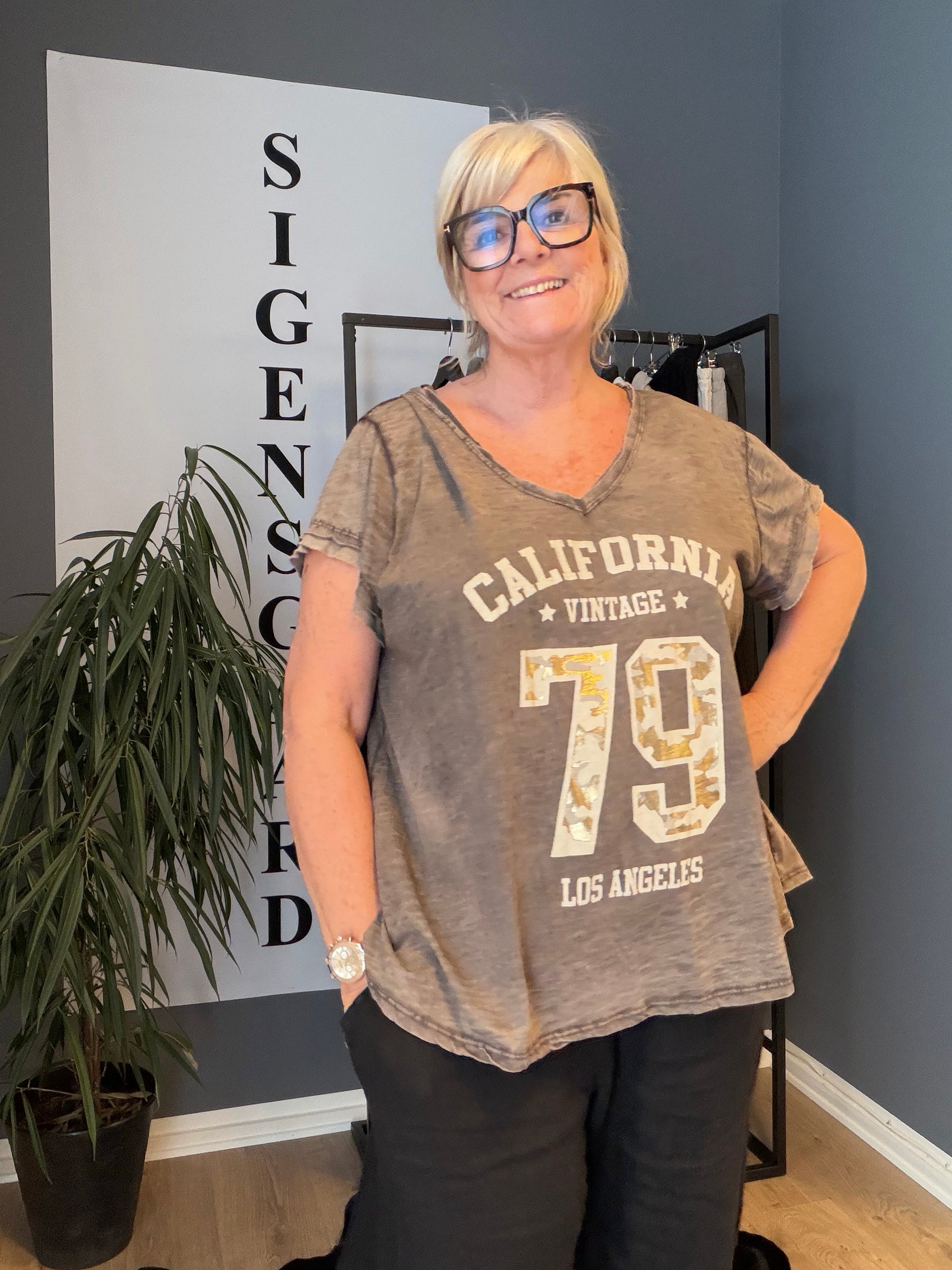 Kate T-shirt i mange farver V - hals kort ærme og med rå kanter og tryk foran.