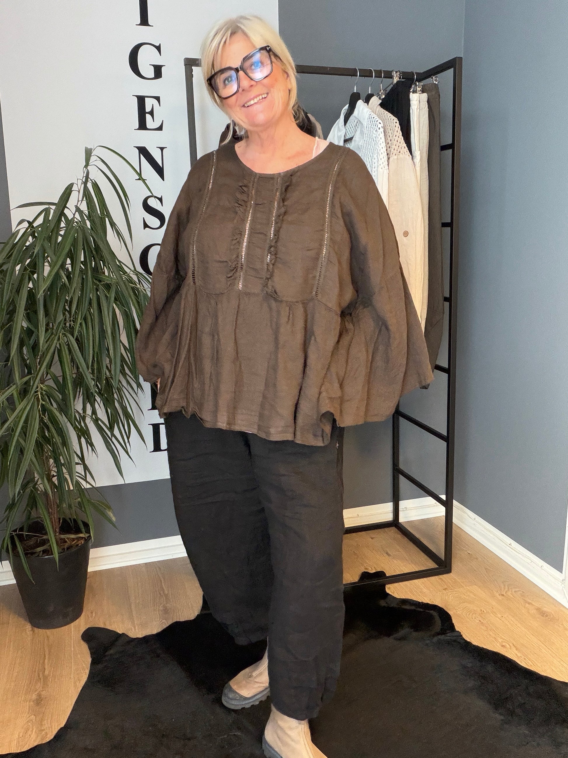 Viola hørtunika i sort smart rå tunika hemt perfekt til et par slidste jeans men også femini til en lang nederdel med et smart bælte eller kæde fåes i 5 flotte farver og så er det 100% hør