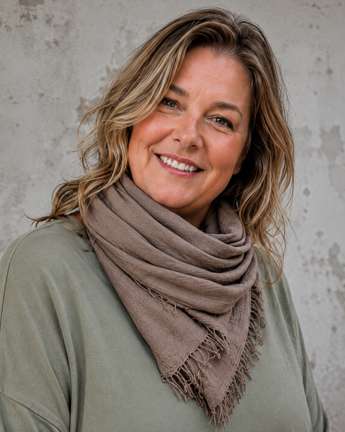 Lene tørklæde med blød struktur og fine frynser – et let og stilfuldt tørklæde til dame, perfekt til både hverdag og lag-på-lag.Billed er 
i generet.