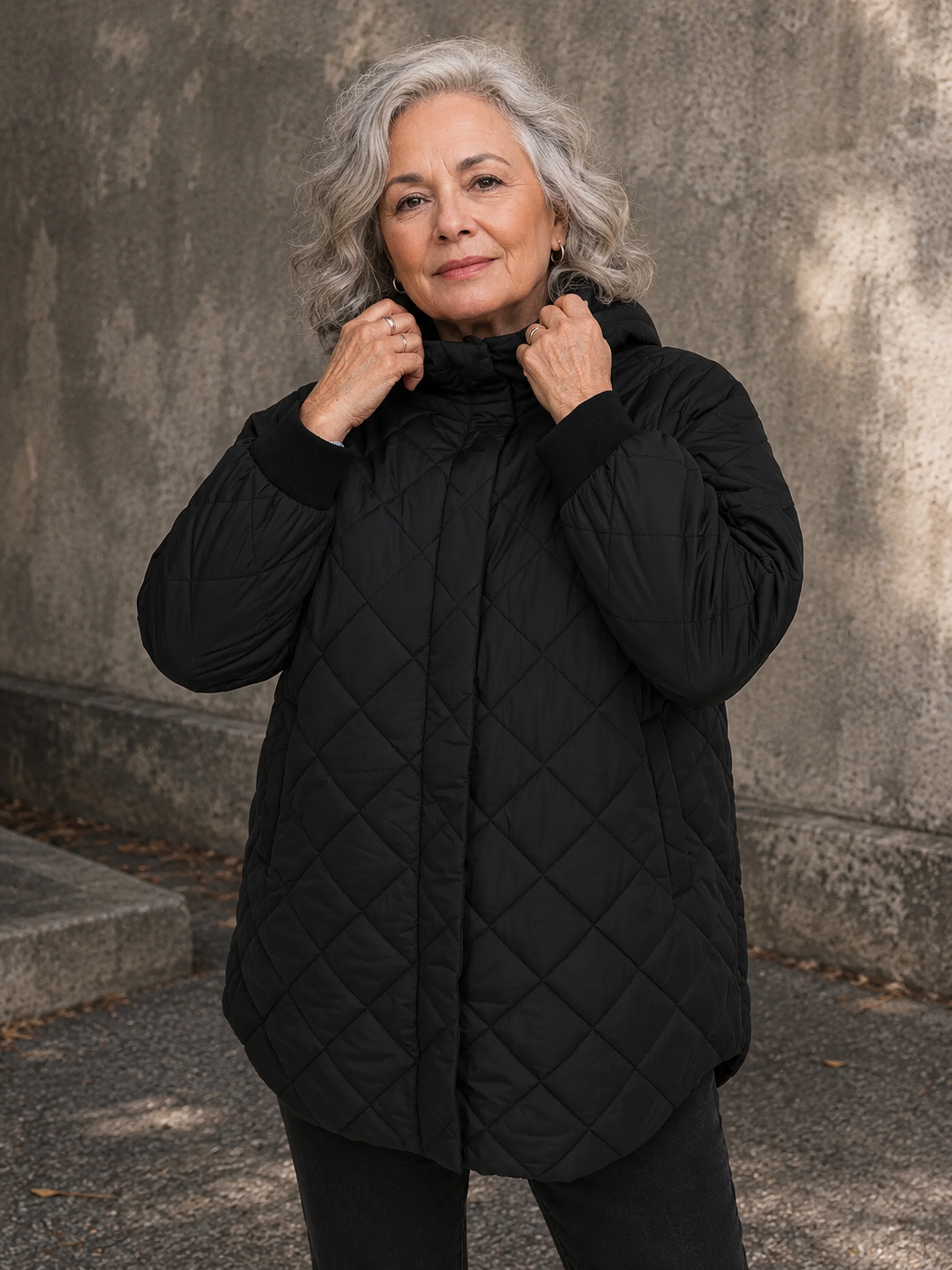 CarJuliet plussize quiltjakke i sort med flot quiltet mønster, høj krave og praktiske sidelommer. Rummelig pasform til plus size. Billedet er AI-genereret.