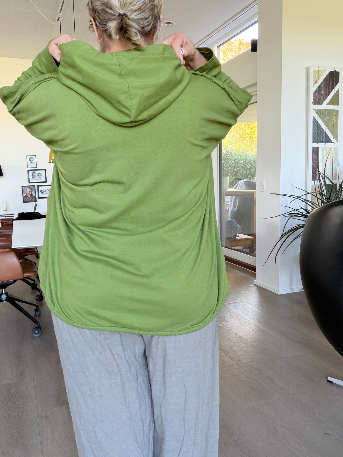 Alt-tekst: Carla plus size sweatshirt til kvinder i en smart og afslappet stil. Fås i 2 størrelser og er perfekt til et moderne og komfortabelt hverdagslook.