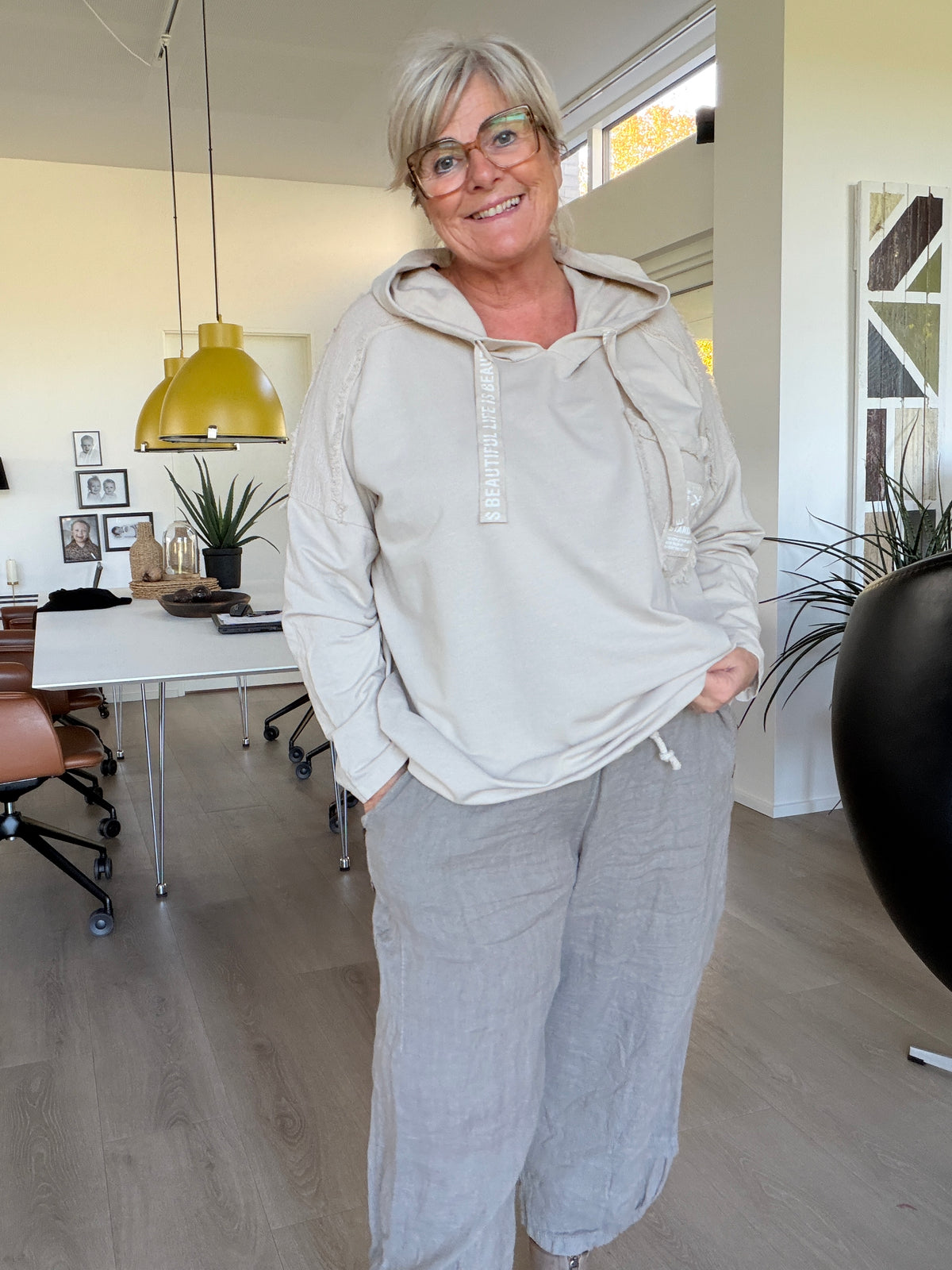 Alt-tekst: Carla plus size sweatshirt til kvinder i en smart og afslappet stil. Fås i 2 størrelser og er perfekt til et moderne og komfortabelt hverdagslook.