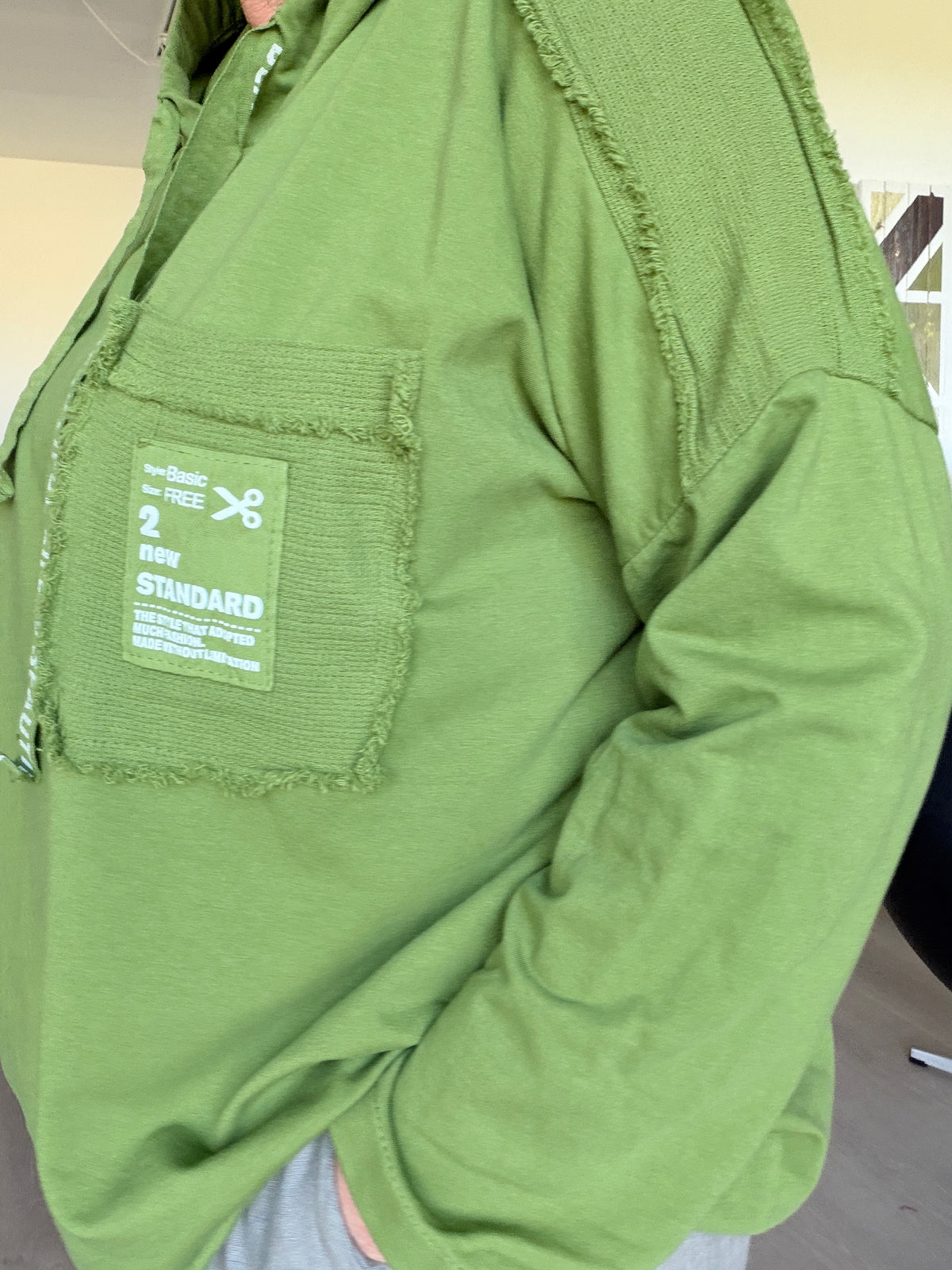 Alt-tekst: Carla plus size sweatshirt til kvinder i en smart og afslappet stil. Fås i 2 størrelser og er perfekt til et moderne og komfortabelt hverdagslook.