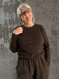 ONLY Carmakoma Carloyal Cardigan – Brun

En skøn basiscardigan, som passer til det hele. Carloyal Cardigan fra ONLY Carmakoma er strikket i en blød og behagelig kvalitet med god komfort, der gør den perfekt til både hverdag og fest.