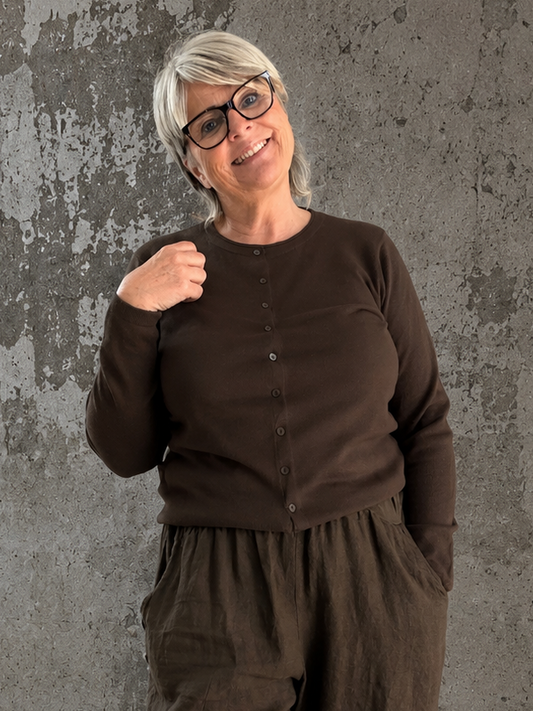 ONLY Carmakoma Carloyal Cardigan – Brun

En skøn basiscardigan, som passer til det hele. Carloyal Cardigan fra ONLY Carmakoma er strikket i en blød og behagelig kvalitet med god komfort, der gør den perfekt til både hverdag og fest.