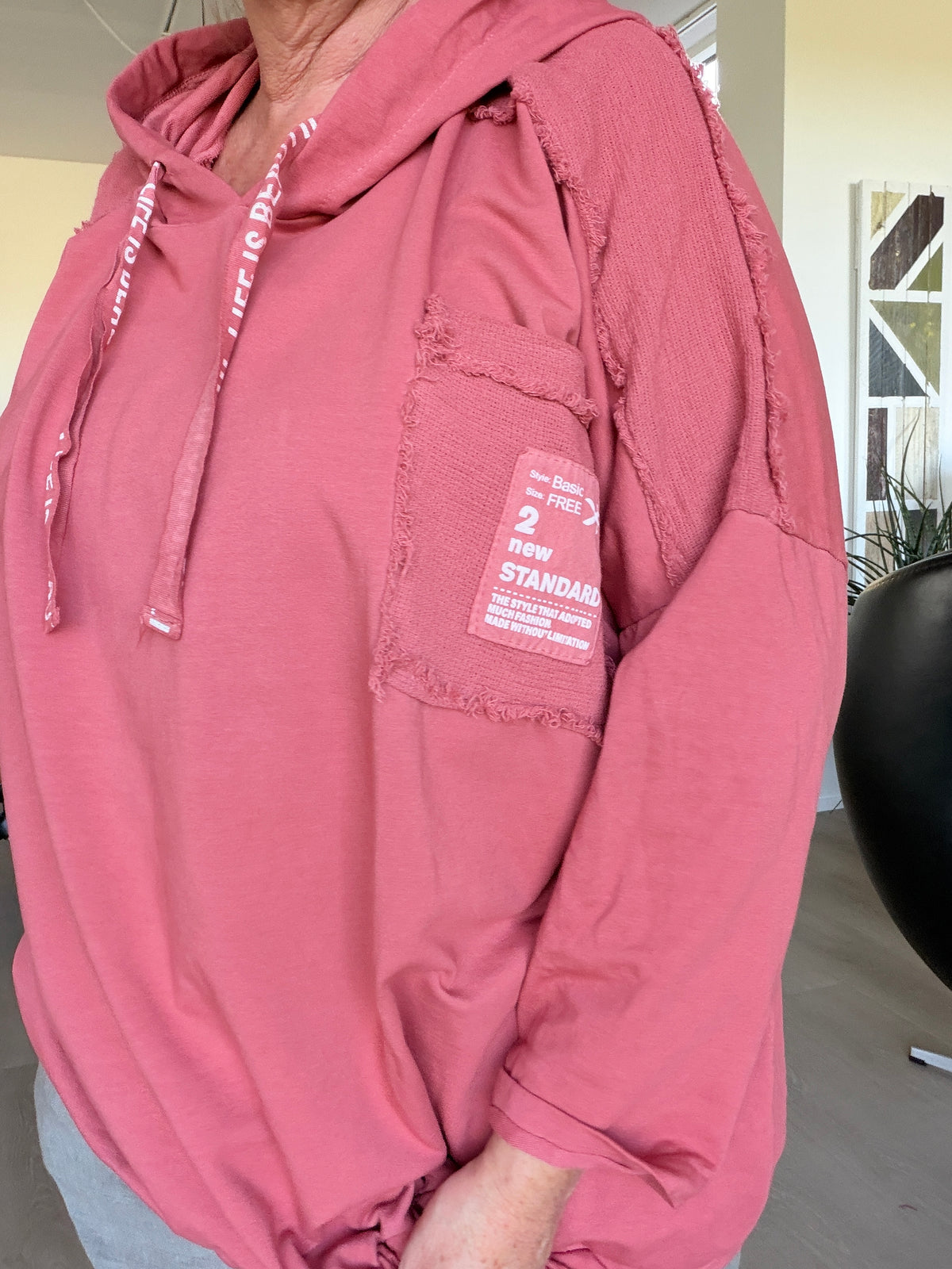 Alt-tekst: Carla plus size sweatshirt til kvinder i en smart og afslappet stil. Fås i 2 størrelser og er perfekt til et moderne og komfortabelt hverdagslook.