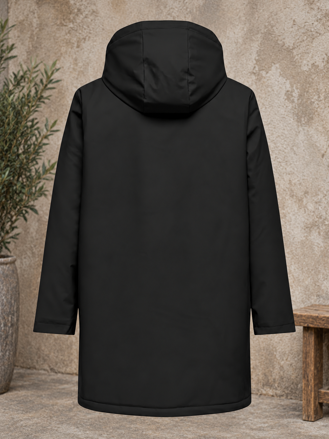 Behagelig og brugbar regnjakke til plus size kvinden som elsker det elegante og anvendelige i sort. Den er praktisk fordi den er vandtæt og samtidig har teddy foer så den også har en smule varme. 