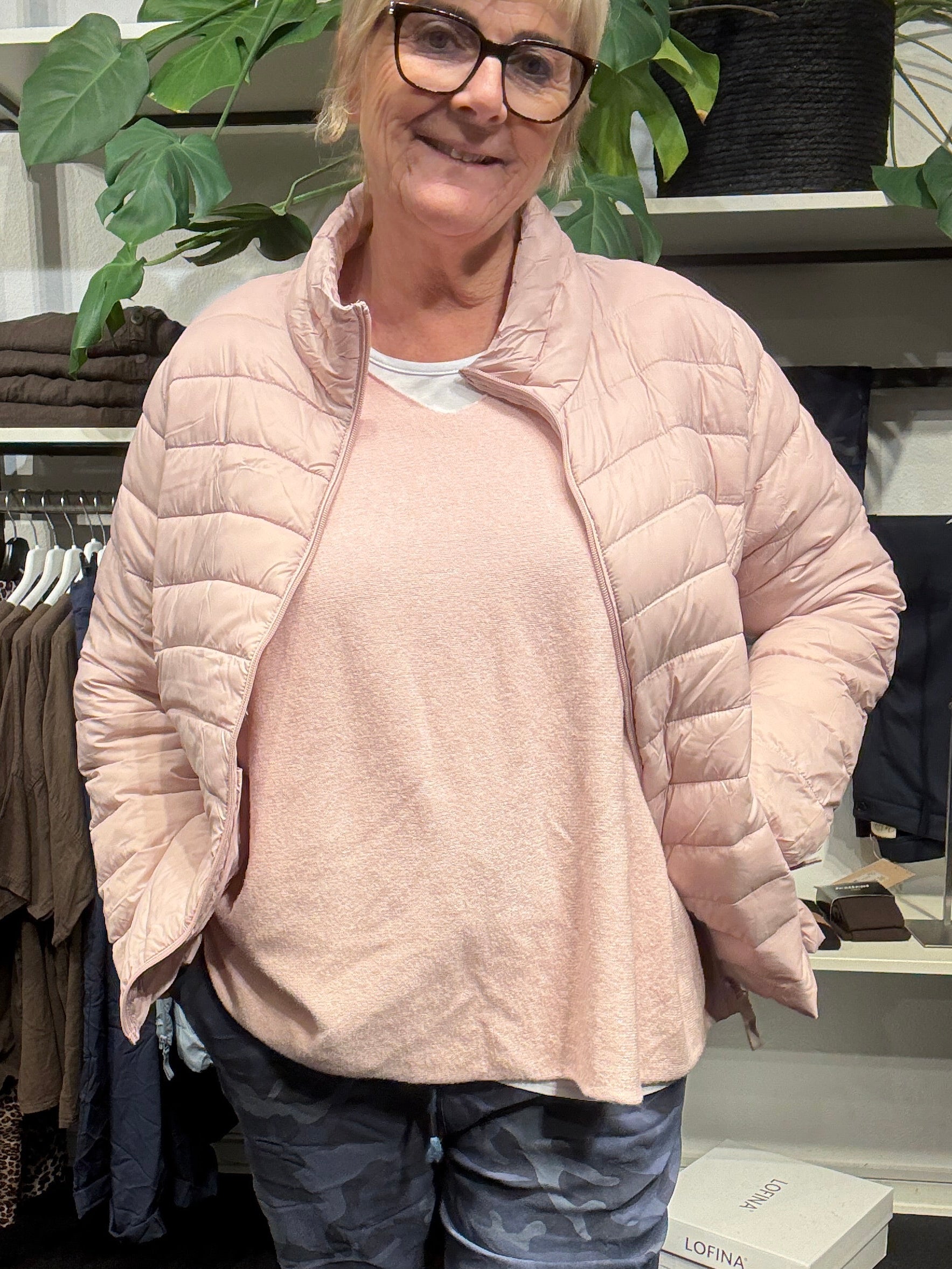 Smart quiltjakke fra Only Carmakoma til en virkelig god pris. Den er lavet til plus pigerne, og sidder derfor rigtig godt.