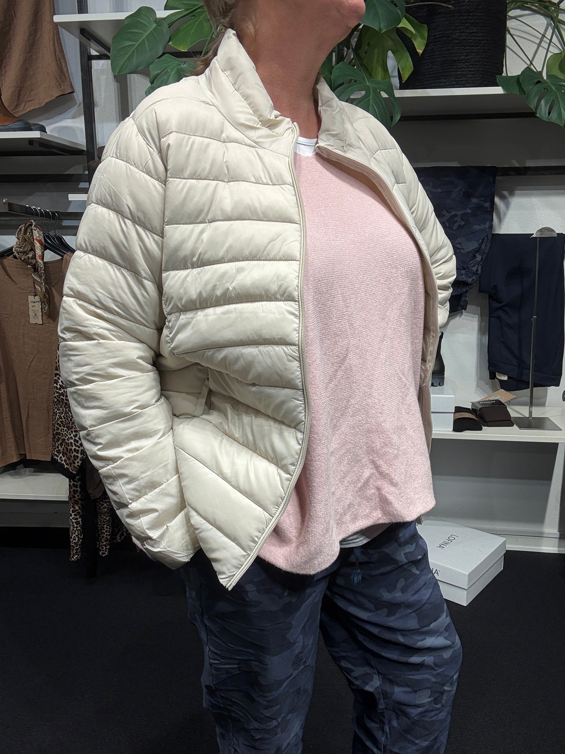 Smart quiltjakke fra Only Carmakoma til en virkelig god pris. Den er lavet til plus pigerne, og sidder derfor rigtig godt.