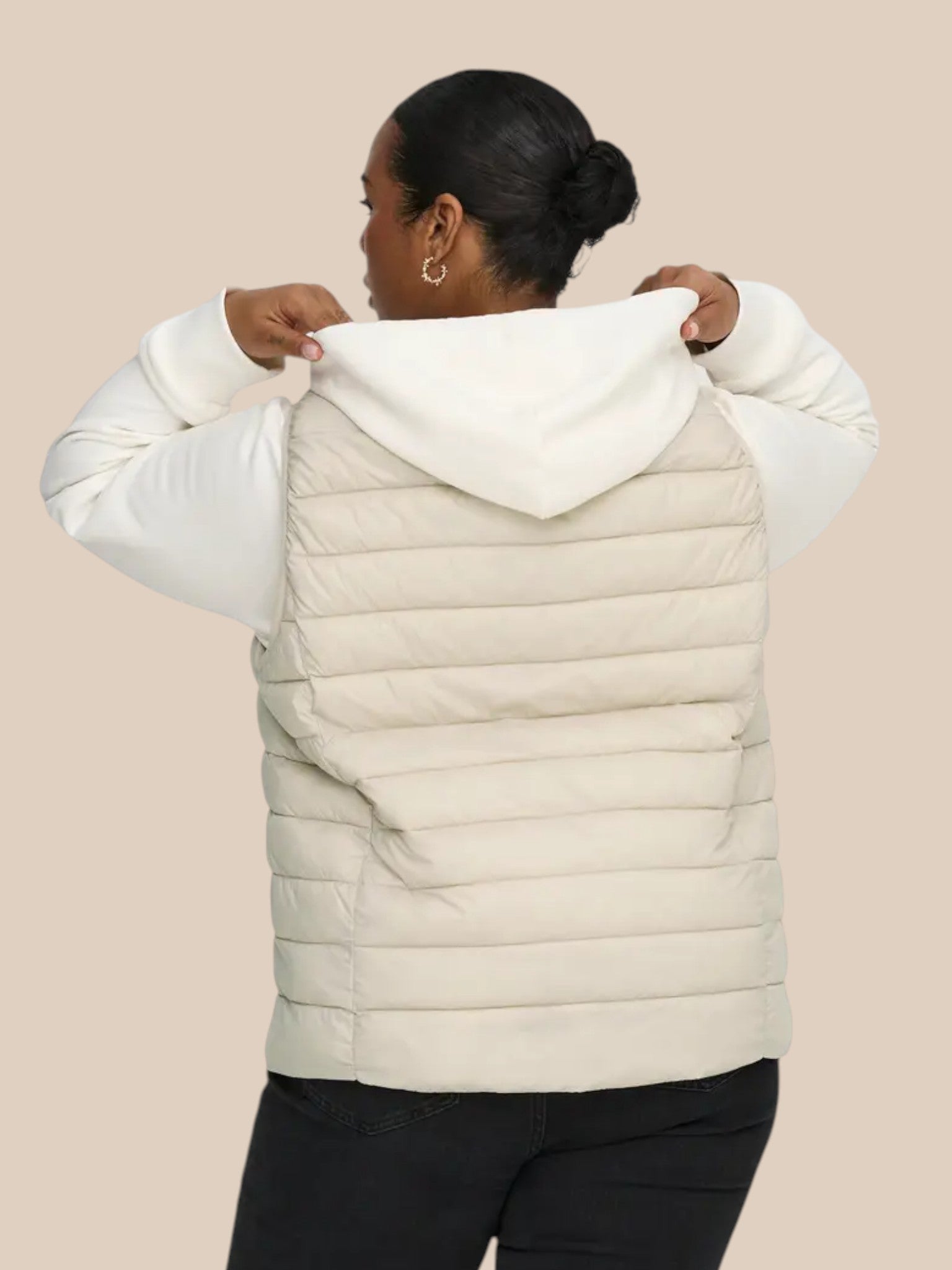 Blød quiltet vest, til plus pigerne, den er let og lækker at have på, og så er den perfekt til lag-på-lag sæt.