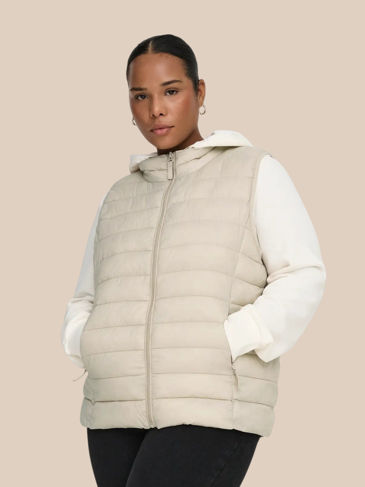 Blød quiltet vest, til plus pigerne, den er let og lækker at have på, og så er den perfekt til lag-på-lag sæt.