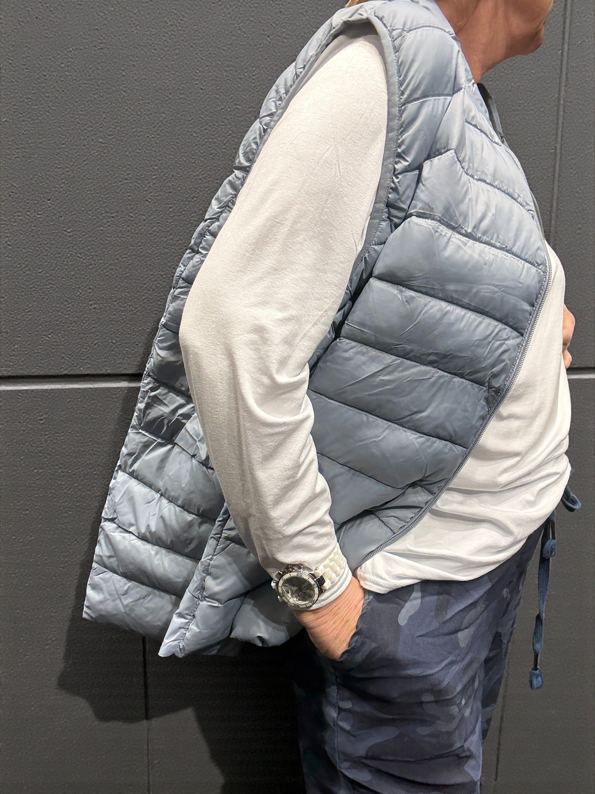 Blød quiltet vest, til plus pigerne, den er let og lækker at have på, og så er den perfekt til lag-på-lag sæt.