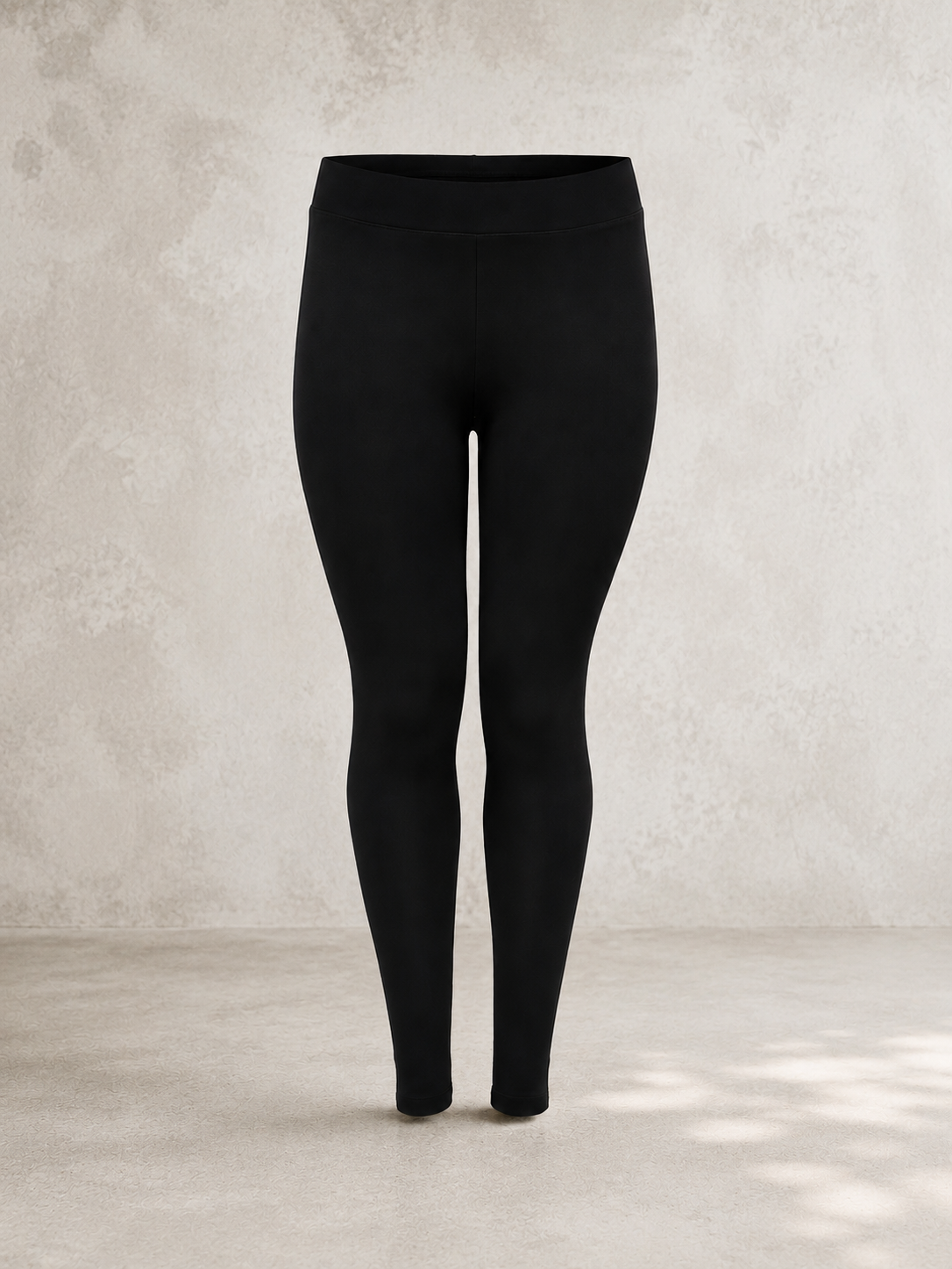 Klassiske plus size leggings i jersey fra Only Carmakoma. Disse kan burges i nær alle sammensætninger, og er en god basis til enhver garderobe. 