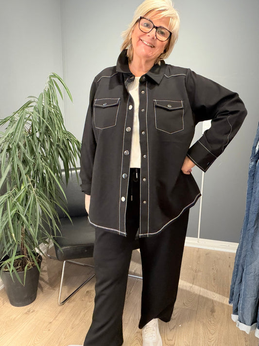 Smart skjorte fra wasabi med synlige hvide syninger, som er en rigtig fin detalje. Den er i en lækker kraftig kvalitet og er med trykknapper hele vejen ned i fronten, god til plus size pigerne som ønsker muligheden for en åben skjorte.