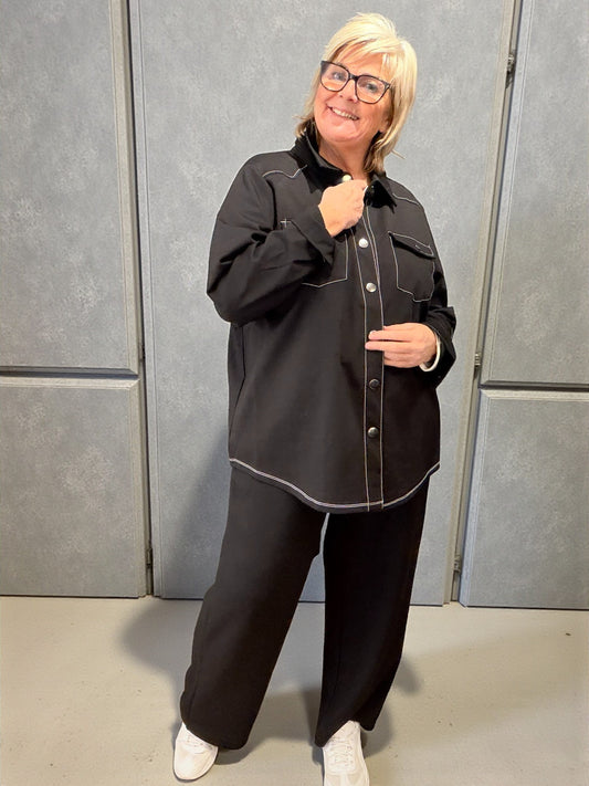 Smart skjorte fra wasabi med synlige hvide syninger, som er en rigtig fin detalje. Den er i en lækker kraftig kvalitet og er med trykknapper hele vejen ned i fronten, god til plus size pigerne som ønsker muligheden for en åben skjorte.