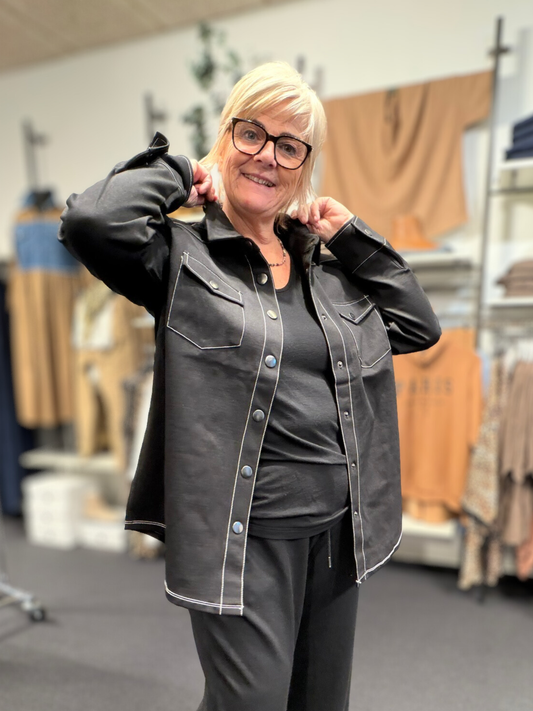 Smart skjorte fra wasabi med synlige hvide syninger, som er en rigtig fin detalje. Den er i en lækker kraftig kvalitet og er med trykknapper hele vejen ned i fronten, god til plus size pigerne som ønsker muligheden for en åben skjorte.