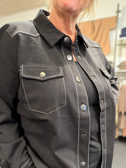 Smart skjorte fra wasabi med synlige hvide syninger, som er en rigtig fin detalje. Den er i en lækker kraftig kvalitet og er med trykknapper hele vejen ned i fronten, god til plus size pigerne som ønsker muligheden for en åben skjorte.