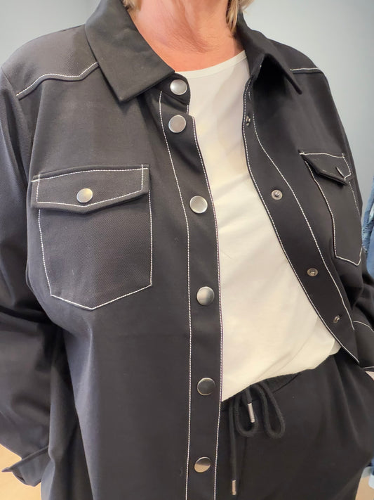 Smart skjorte fra wasabi med synlige hvide syninger, som er en rigtig fin detalje. Den er i en lækker kraftig kvalitet og er med trykknapper hele vejen ned i fronten, god til plus size pigerne som ønsker muligheden for en åben skjorte.