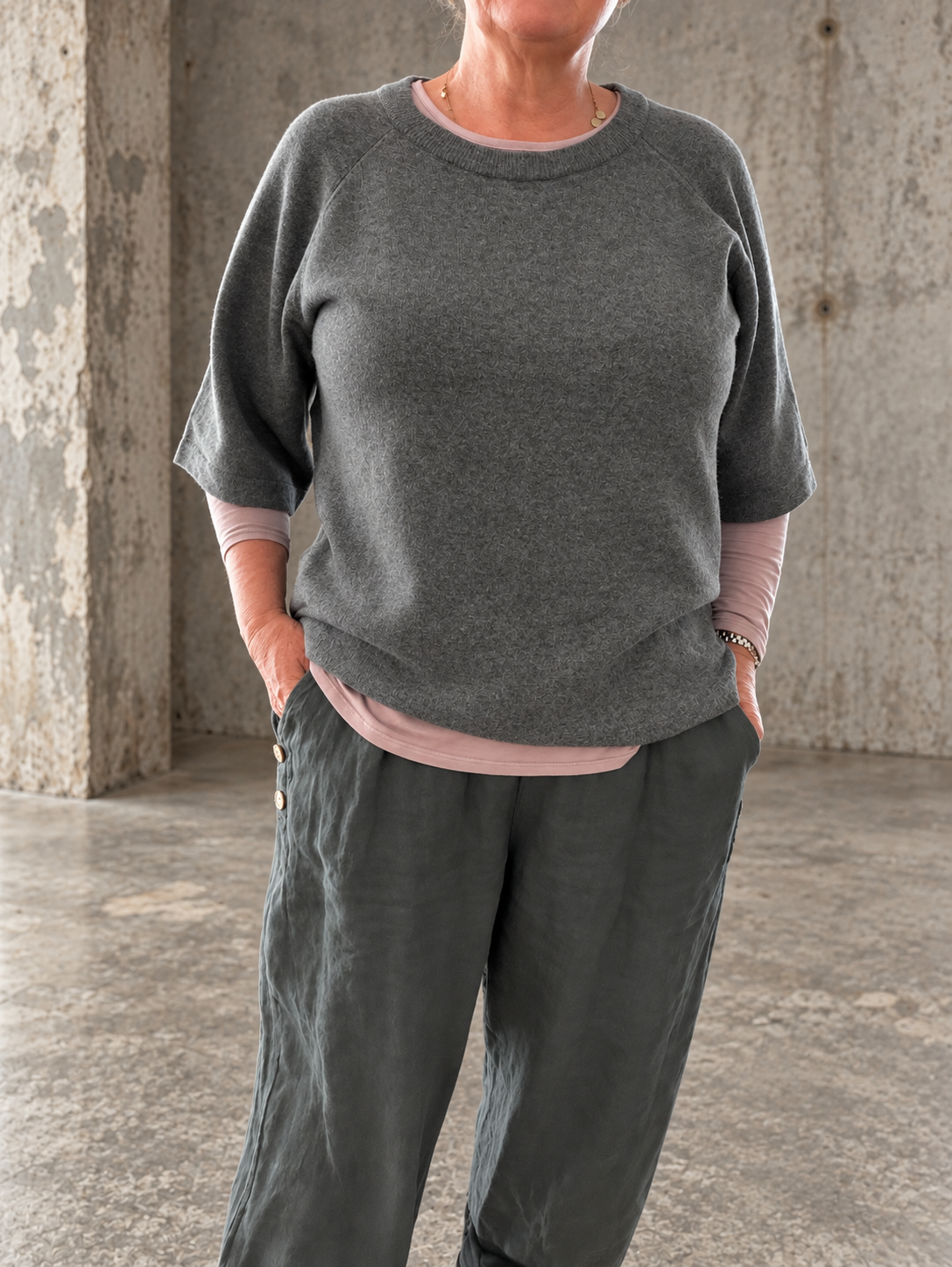 Denne lære t-shirt er i en blød strik kvalitet. Faconen er lavet med fokus på plus size kroppen, og den er derfor god til de fleste kurvede kvinder. Den er med rund hals, ærmer til albuen og i en smuk grå farve. 

Billedets baggrund er AI-genereret. 